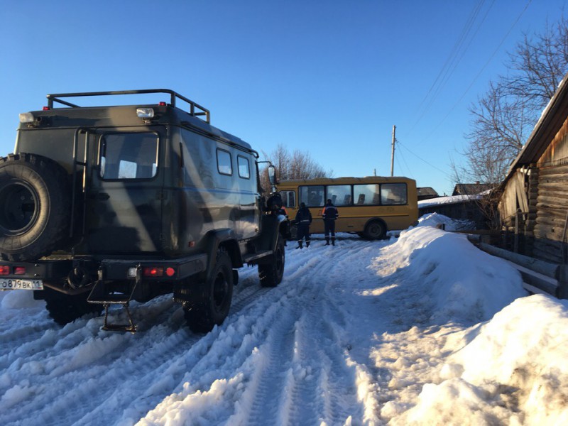 В Троицко-Печорском районе школьный автобус заносило на колее 