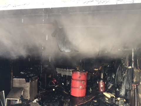 В Печоре огонь уничтожил два гаража и автомобиль УАЗ