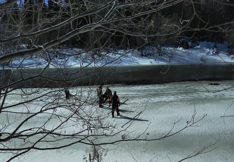 Несостоявшийся утопленник: в Троицко-Печорске рыбак просил вызволить его изо льда