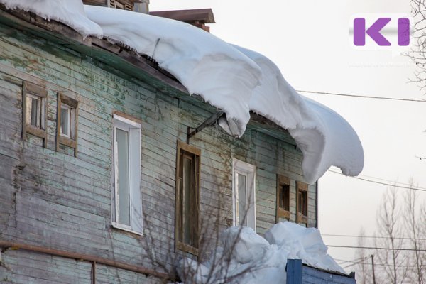 Руководителя управляющей компании Сыктывкара оштрафовали за неубранный с крыши снег