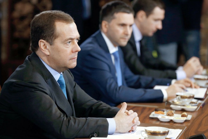 Медведев подписал постановление, которое позволит снижать "мусорный" тариф