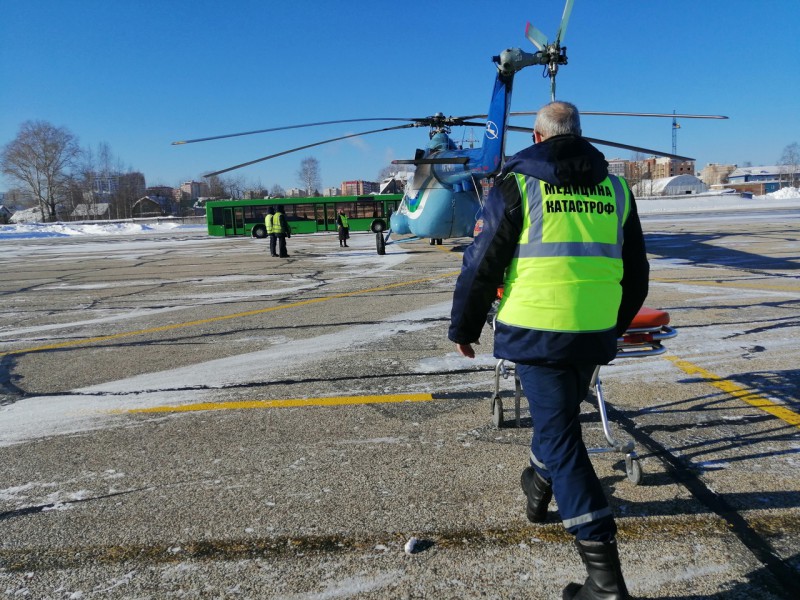 В Княжпогостском районе вертолет санавиации кружил в глуши в поисках больного 