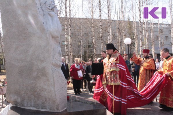 Солдаты в белых халатах: в Сыктывкаре в канун Дня Победы освятили памятник героям-медикам
