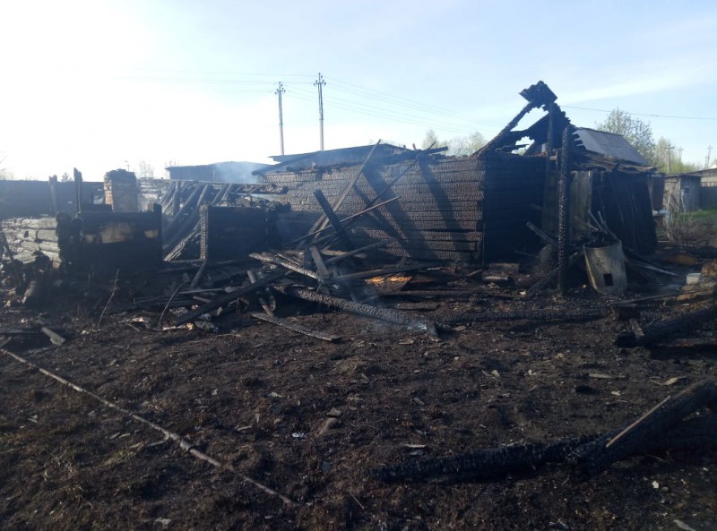В Усть-Вымском районе огонь уничтожил три хозпостройки