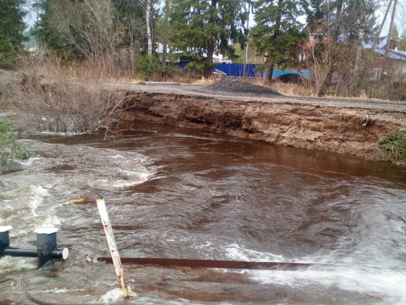 В Ижме подмытая во время паводка дорога будет восстановлена - администрация района