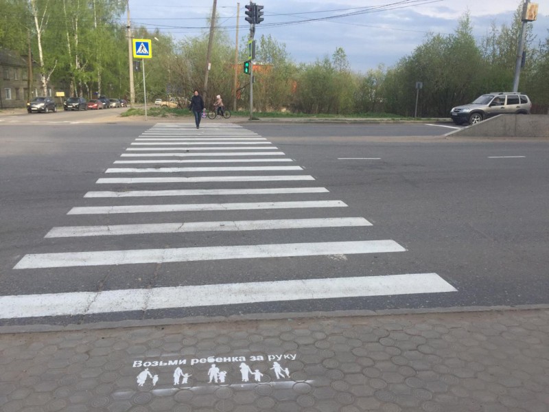 В Сыктывкаре на "зебрах" появляются призывы к пешеходам