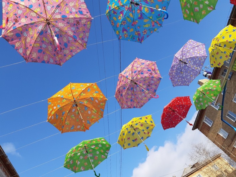 Парящие зонтики украсили улицу Мира в Печоре