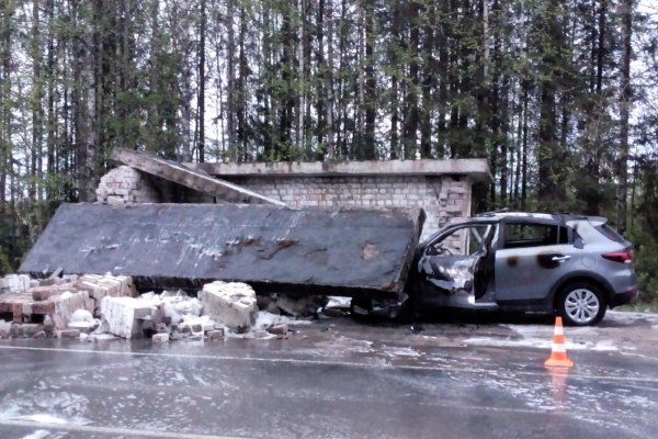 В Усть-Вымском районе водитель на KIA врезался в автобусную остановку и погиб