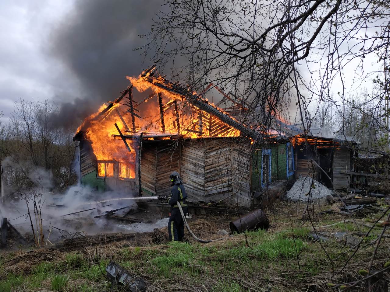 Царила обстановка. Пожар в Инте. Горит заброшенный дом. Пожары в Костромской области за неделю. Горение деревянных конструкций.