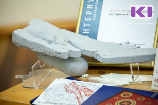 Москвичей поразил фрагмент древнейшей коми-лыжи, найденной у Синдорского озера