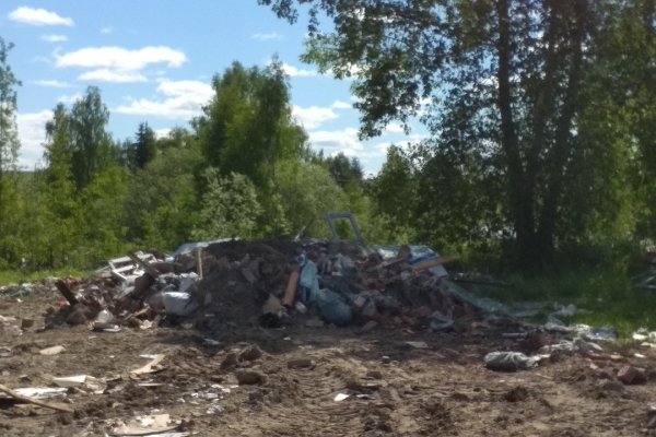 В ухтинском поселке УРМЗ засыпали мусором земельный участок многодетной семьи