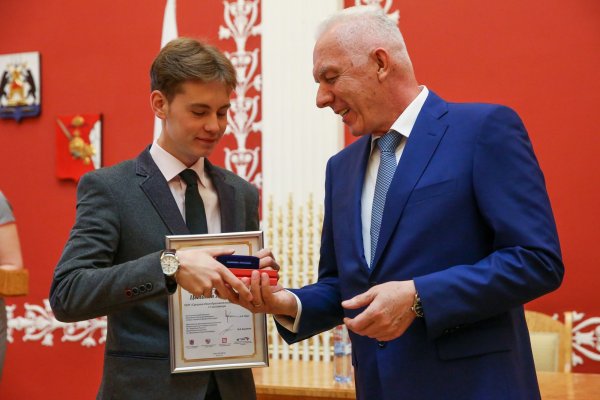 Лауреата конкурса школьных сочинений из Коми наградил полпред президента России