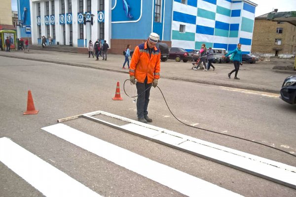 В Воркуте обновляют разметку на пешеходных переходах