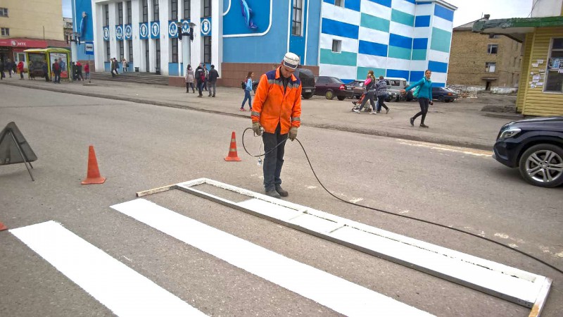 В Воркуте обновляют разметку на пешеходных переходах