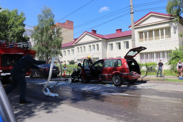 Водительская солидарность: в Сыктывкаре автовладельцы потушили загоревшийся Ford Fusion