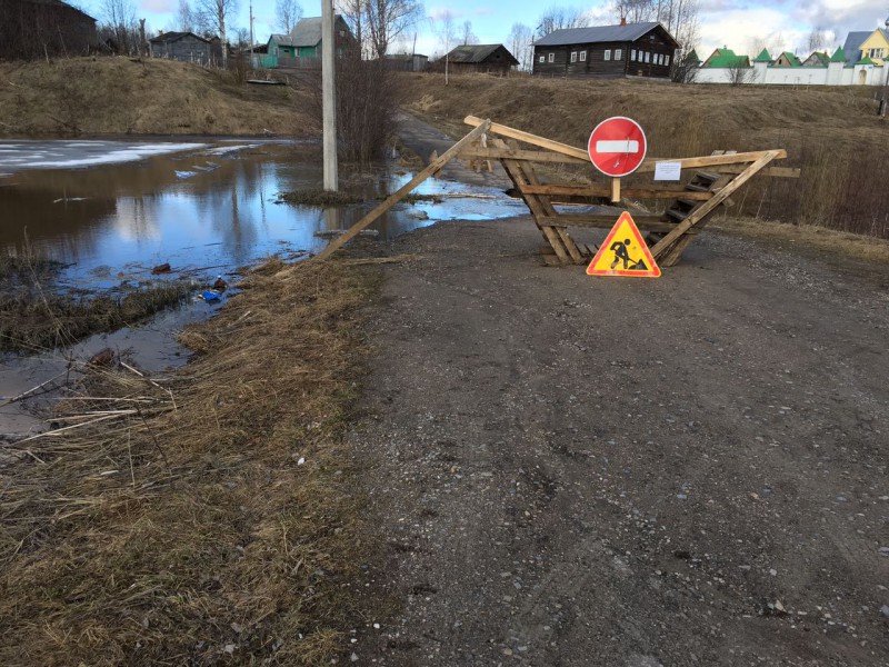 В с.Усть-Вымь начались работы по восстановлению дороги в центре села, размытой в результате прорыва дамбы 