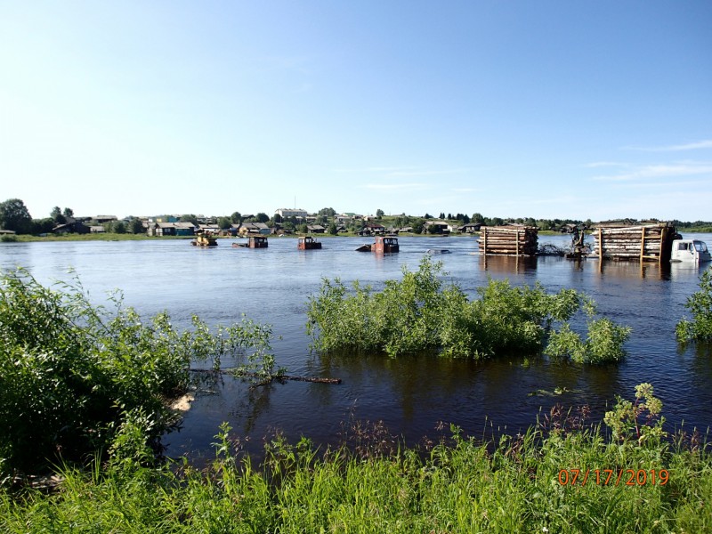 В Корткеросском районе КамАЗ смыло в реку вместе с мостом