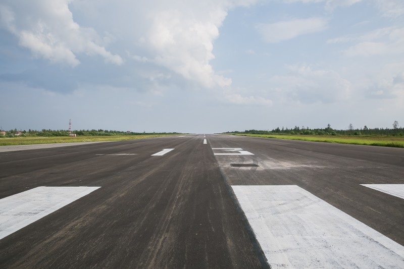 В усинском аэропорту завершены основные работы по ремонту "взлетки"