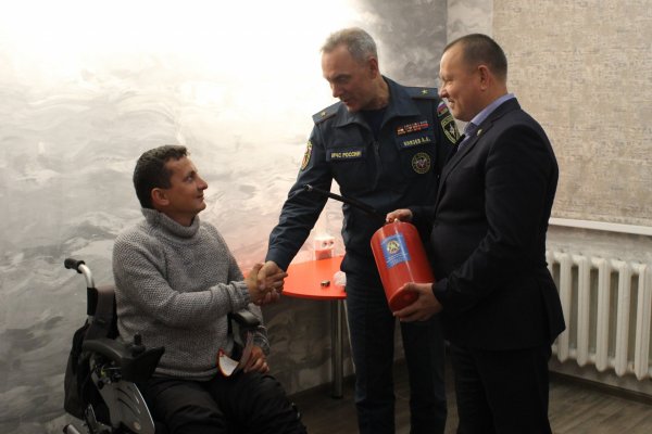 Главный спасатель Коми поздравил организацию людей с инвалидностью 