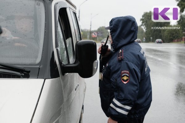 Инспекторы ГИБДД Сыктывкара выявили нарушения в маршрутных автобусах и частных автомобилях
