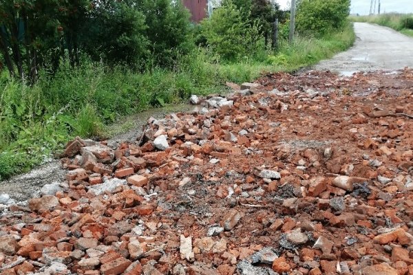 Из камней и палок: в Сыктывдинском районе оригинальным способом починили дорогу