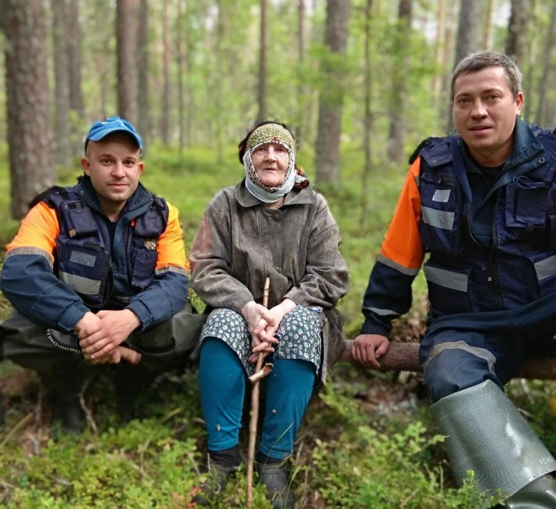 В Коми спасатели вывели из леса заплутавшую 82-летнюю женщину