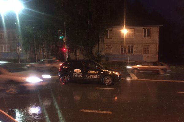 В Сыктывкаре под колеса Renault попала пожилая женщина