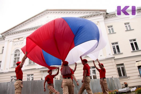 Под одним флагом: сыктывкарские юнармейцы отметили День государственного флага флешмобом