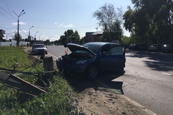 В Сыктывкаре Toyota RAV4 врезалась в опору ЛЭП, пострадал ребенок