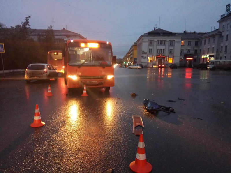Скрылись с места ДТП: в Воркуте и Усинске из-за лихачей пострадали пассажир маршрутки и пешеход