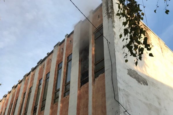 В Сыктывкаре горит школа №12