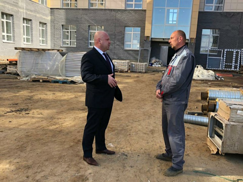 Антон Анисимов проверил ход строительства школы на 501 место в Визинге