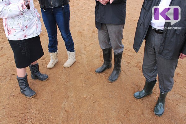 Жители села Лозым пожаловались, что неизвестные воруют песок из карьера неподалеку