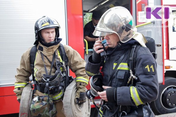 В Сосногорске огнеборцы спасли четырех человек на пожаре, 30 эвакуировались самостоятельно
