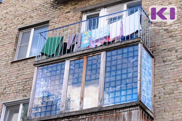 В Объячево полуторагодовалые дети закрыли на балконе молодых мам 
