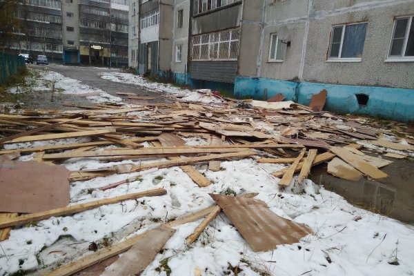 В Усинске жильцы выкинули строительный мусор с пятого этажа многоэтажки