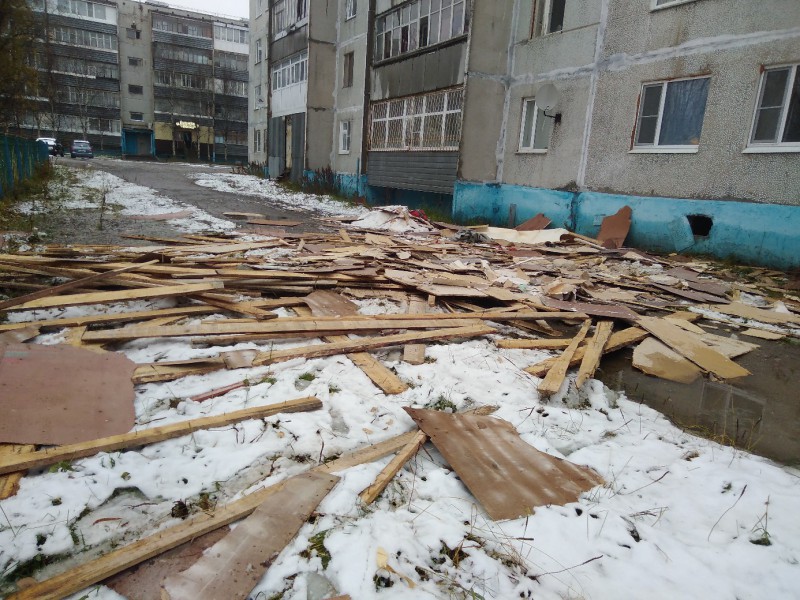 В Усинске жильцы выкинули строительный мусор с пятого этажа многоэтажки