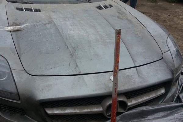 На штрафстоянке в Сыктывкаре гниет автомобиль стоимостью 15 миллионов рублей
