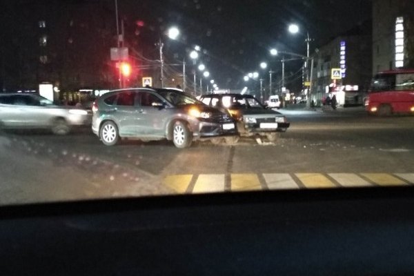 В Ухте в час пик водитель ВАЗ пытался проехать на мигающий желтый и попал в аварию 