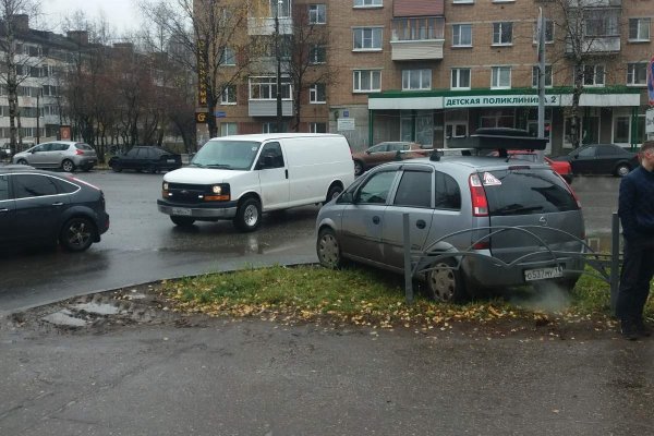 В Сыктывкаре в аварии автомобиль откинуло на обочину в центре города
