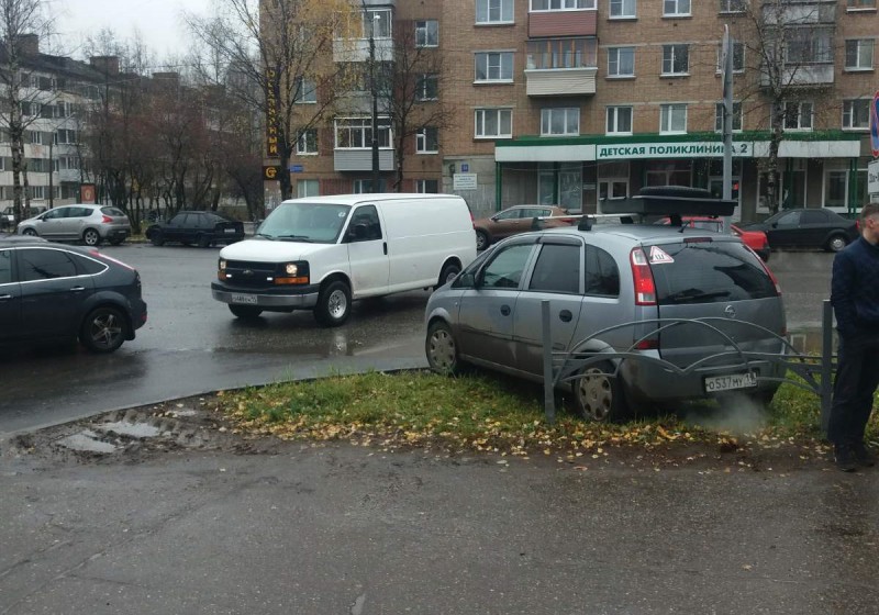 В Сыктывкаре в аварии автомобиль откинуло на обочину в центре города