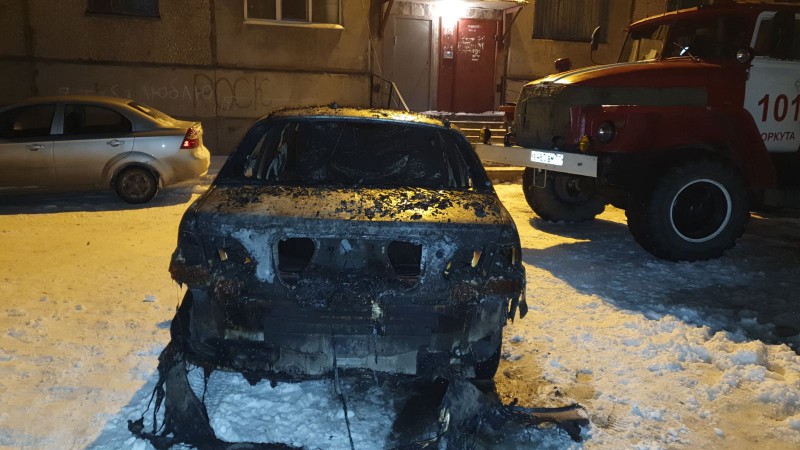Четыре автомобиля сгорели в Коми