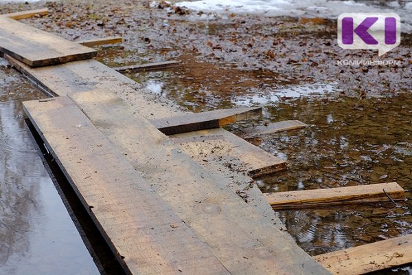 Более 1,4 млн рублей потратят на замену плавучих мостков в сыктывкарских поселках Заречье и Выльтыдор