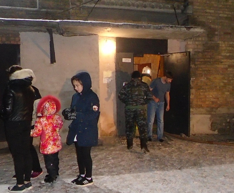 В Сосногорске газодымозащитники спасли на пожаре 11 взрослых и четверых детей