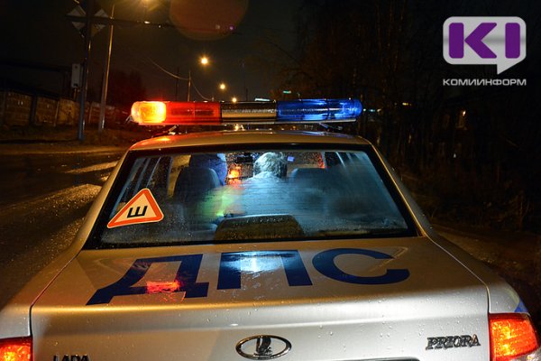 В Сыктывкаре злостный нарушитель без водительских прав врезался в столб
