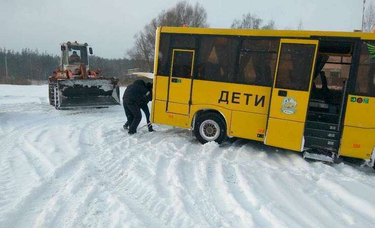 В Коми помощь спасателей потребовалась школьному автобусу
