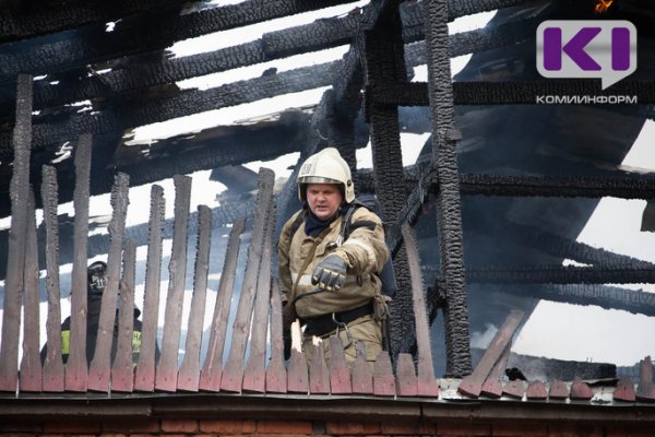 Этой ночью на пожаре в Сыктывкаре спасли двух человек
