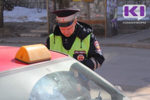 В Усть-Вымском районе клиент обокрал 72-летнего таксиста