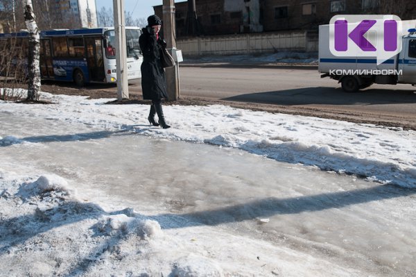 Жительнице Коми, живущей с пластиной в ноге, удалось взыскать с дорожников компенсацию за падение на льду