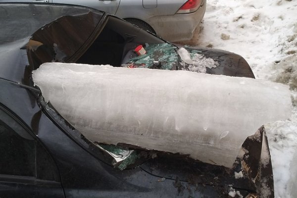 В Коми управляющая компания ответит за упавший на иномарку снег с арматурой 